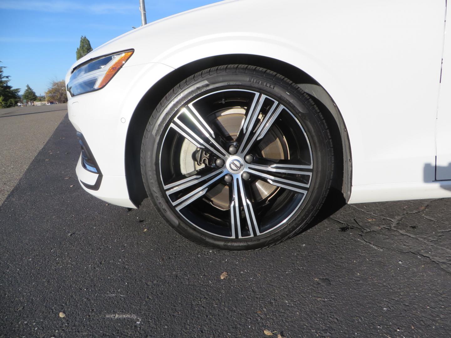 2019 White /BROWN Volvo S60 Inscription (7JRA22TL8KG) with an 4-Cyl, Drive-E, Turbo, Supercharged, 2.0 Liter engine, Automatic, 8-Spd Geartronic w/Adaptive Shift transmission, located at 2630 Grass Valley Highway, Auburn, CA, 95603, (530) 508-5100, 38.937893, -121.095482 - Photo#8